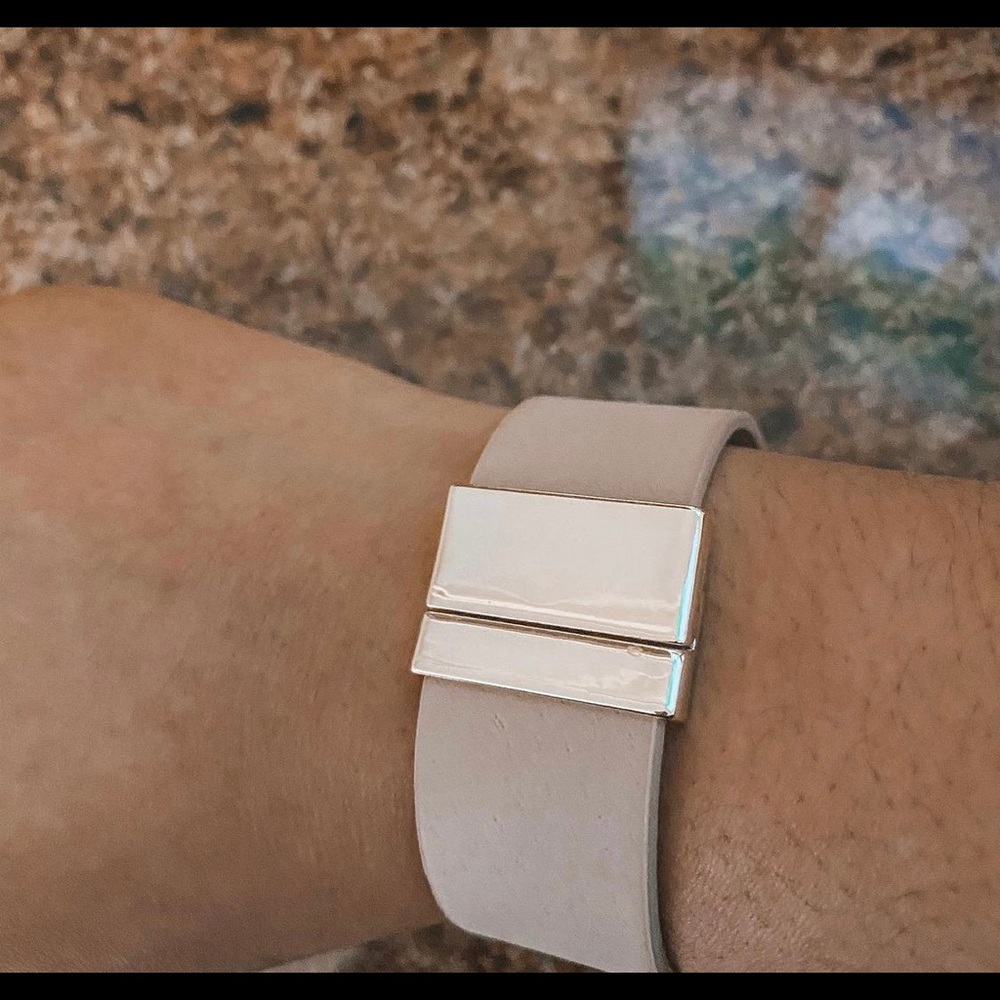 Nude clasp bracelet